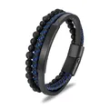 Detail eines mehrlagigen Herrenarmbands mit Lavasteinperlen und Magnetverschluss - Blau