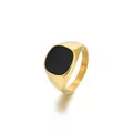 Dettaglio macro dell'anello a sigillo dorato con smalto nero e bordi in acciaio lucido - US 7 / Oro