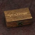 Makroaufnahme einer Vintage-Schmuckschatulle aus Holz mit Wikinger-Gravur und Bronzeverschluss - Vintage Viking Wooden Storage Box