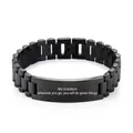Dettaglio macro del bracciale nero in acciaio inossidabile con messaggio inciso per nipote - Largo 1,2 cm / Nero