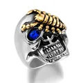 Anello teschio gotico con scorpione dorato e gemma blu da uomo in acciaio - US 8 / Acciaio Argento Con Scorpione Oro E Zirconia Blu