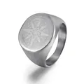 Dettaglio dell'anello a sigillo in acciaio opaco con rosa dei venti e incisione - US 8 / Stile Bussola (Tono Argento)