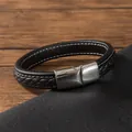 Vue macro d'un bracelet en cuir noir avec coutures blanches et détails de texture tressée - Fermoir Argent Couture Blanche