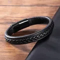 Dettaglio di un bracciale in pelle nera intrecciata con chiusura magnetica in metallo - Circonferenza 19 cm / Intrecciato Tutto Nero