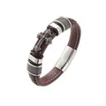 Dettaglio del bracciale in pelle intrecciata marrone con croce e chiusura magnetica - Circonferenza 19 cm / caffè