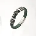 Dettaglio del bracciale in pelle intrecciata verde scuro con croce d'argento e chiusura - Circonferenza 19 cm / Verde