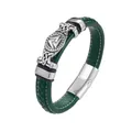 Dettaglio ravvicinato del bracciale in pelle intrecciata verde scuro con ciondolo Valknut - Lunghezza 21.5CM / Verde