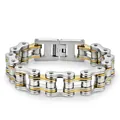 Dettaglio macro del bracciale a catena di bici bicolore con incisione Stainless Steel sulla chiusura - Larghezza 16mm Lunghezza 22cm / oro bicolore