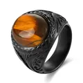 Dettaglio dell'anello nero in acciaio inossidabile con grande pietra occhio di tigre ovale - US 8 / Stile 2 Nero