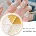 Kit d'art d'ongles 3D avec fleurs blanches, perles dorées et nacres en boîte ronde - Style C / Blanc et Or