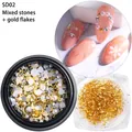 Set nail art SD02 con perlas blancas, colgantes de estrellas y copos de pan de oro - Decoración Navidad SD-02 Piedras Mixtas Y Copos De Oro
