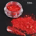 Macro-opname van rode ster-pailletten en glitterpoeder in een potje voor nagelkunst - Laser Rood Ster Poeder (XXN-03)
