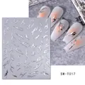 Detalle de pegatinas de uñas plateadas con llamas que muestra la hoja y el diseño final - SW-TN017 / Plateado