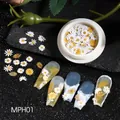 Detail van madeliefje nagelkunst op blauwe nagels met een witte bewaarcontainer - Witte Madeliefje Stijl (MPH01)