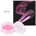 Detailansicht von rosa Chamäleon-Nagelglitzer im Behälter und auf der Nagelspitze - Hellrosa (XG-01)