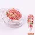 Vue détaillée des fleurs séchées S166-A pour nail art en pot et appliquées sur l'ongle - Fleurs Séchées en Bouteille (S166-A)