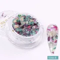 Vue macro de pétales de fleurs séchées colorées pour nail art avec modèle de décoration - Fleurs Séchées en Bouteille (S166-B)