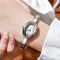 Elegante reloj de pulsera ovalado plateado para mujer con esfera blanca y agujas azules - Esfera Blanca Caja Plateada