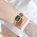 Détail de la montre élégante à chaîne dorée pour femme avec cadran vert foncé - Or Vert