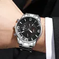 Vista macro del reloj de cuarzo para hombre con correa de acero y esfera negra pro - Plata Negro