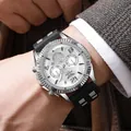 Heren chronograaf horloge met witte wijzerplaat en zwarte siliconen band op een pak - Zilver Wit