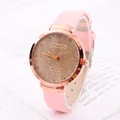 Montre quartz femme avec bracelet en cuir rose et cadran étoilé or rose sur fond blanc - Rose