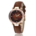 Détail d'une montre à quartz or rose avec lunette géométrique et bracelet en cuir brun - Marron