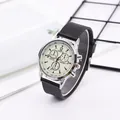 Dettaglio dell'orologio al quarzo Geneva da uomo con cassa argento e cinturino nero - Stile Cinturino in Silicone (018) / Quadrante Bianco Cinturino Nero (018)