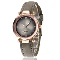 Vue détaillée de la montre quartz femme avec cadran gris dégradé et verre biseauté - Gris