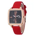Dettaglio orologio quadrato in oro rosa con quadrante stellato nero e cinturino in pelle rossa - Rosso