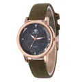 Detail van roségoud quartz horloge met sterrenhemel wijzerplaat en groene suède band - Groen