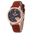 Detail van Rinnady horloge met sterrenwijzerplaat, roségouden hart en bruine fluwelen band - Bruin