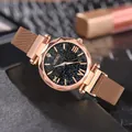 Detail der roségoldenen Sternenhimmel-Uhr mit römischen Ziffern und Milanese-Armband - Roségold