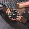 Detail von roségoldenem Mesh-Uhrenarmband und schwarzem Sternenhimmel-Zifferblatt - Kaffeebraun