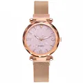 Detalle de reloj con correa de malla oro rosa, cristal facetado y esfera rosa brillante - Rosa
