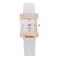 Dettaglio della cassa quadrata in oro rosa con quadrante bianco e cinturino in pelle - Bianco