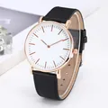 Dettaglio orologio al quarzo oro rosa con quadrante bianco minimale e cinturino nero - Cassa Oro Rosa Quadrante Bianco Cinturino Nero