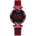 Détail de la montre LED rouge avec bracelet magnétique milanais et accents de strass - Rouge