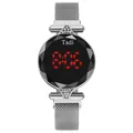 Détail du cadran en verre facetté et affichage LED rouge sur la montre en maille argentée - Argent