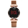 Montre numérique LED rose doré avec bracelet magnétique et accents diamantés - Or rose