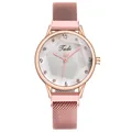Detailansicht der Roségold-Quarzuhr mit facettiertem Glas und Magnet-Mesh-Armband - Rosa