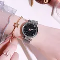 Sternenhimmel-Quarzuhr mit facettiertem Glas und silbernem Magnetarmband am Handgelenk - Silberne Uhr + Armband