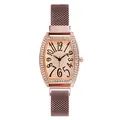 Macro detail van roségouden tonneau horlogekast met kristallen en Milanese mesh band - koffiekleur