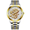 Detailopname van herenhorloge met goudkleurig draakreliëf en luxe kristallen uurmarkeringen - Tweekleurige Gouden Band Kast Witte Wijzerplaat