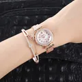 Primo piano dell'orologio in oro rosa con lunetta in cristallo e bracciale stella di strass - Quadrante Numerico Oro Rosa E Bracciale