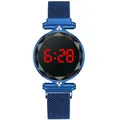 Dettaglio dell'orologio milanese blu con fibbia magnetica e display LED rosso - Blu