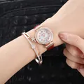 Gros plan d'une montre femme or rose avec bracelet cuir rouge et bijou strass - Montre + Bracelet / Rouge