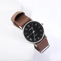 Détail de la montre à quartz Geneva avec cadran noir romain et bracelet en toile marron - Cadran Noir Bracelet Marron