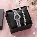 Vista macro de reloj de cuarzo y pulsera de corazón con pedrería en estuche de regalo - Juego de Caja de Regalo Reloj Pulsera / Plateado/Circonita Azul