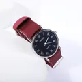 Détail du cadran bleu marine à chiffres romains et bracelet de montre en toile rouge - Cadran Noir Bracelet Rouge